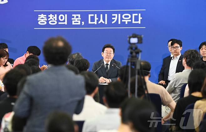 이재명 대통령이 4일 대전컨벤션센터에서 타운홀 미팅 형식으로 열린 '국민소통 행보 2탄, 충청의 마음을 듣다'에서 참석자 발언을 듣고 있다.(대전충남사진공동취재단). 2025.7.4/뉴스1 ⓒ News1 김기태 기자