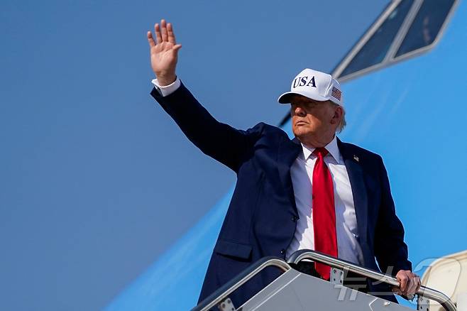 도널드 트럼프 미국 대통령이 3일(현지시간) 미국 메릴랜드주 앤드루스 합동 기지에서 아이오와로 출발하는 에어포스원에 탑승하면서 손을 들어 보이고 있다. 2025.07.03 ⓒ 로이터=뉴스1 ⓒ News1 류정민 특파원