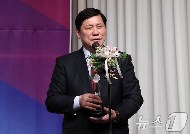 허구연 KBO 총재가 10일 오전 서울 강남구 리베라호텔에서 열린 2024 뉴트리디데이 일구상 시상식에서 일구대상 수상 소감을 전하고 있다. 2024.12.10/뉴스1 ⓒ News1 김성진 기자