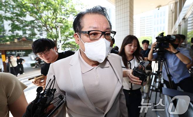 2018년 지방선거 공천헌금 의혹 혐의를 받는 건진법사 전성배씨가 23일 오전 서울 양천구 서울남부지법에서 열린 3차 공판에 출석하고 있다. (공동취재) 2025.6.23/뉴스1 ⓒ News1 장수영 기자
