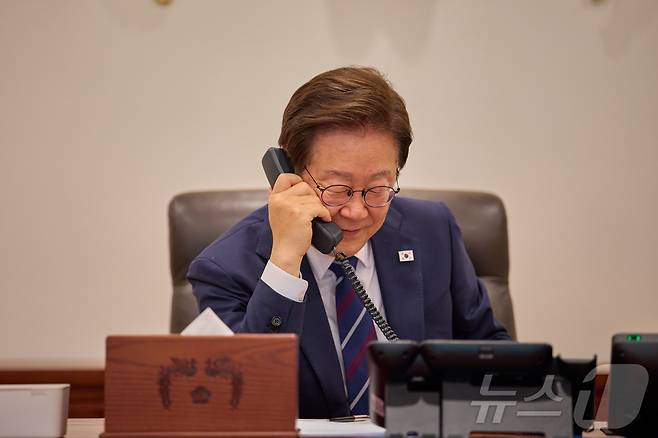 이재명 대통령이 1일 서울 용산구 대통령실 청사 집무실에서 크리스토퍼 럭슨 뉴질랜드 총리와 전화 통화를 하고 있다. (대통령실 제공. 재판매 및 DB 금지) 2025.7.1/뉴스1 ⓒ News1 이재명 기자