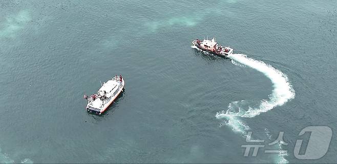 본격적인 여름 행락철이 시작된 7일 강원 속초시 속초해양경찰서 전용부두 인근 해상에서 해양경찰이 인명 구조·구급 대응 훈련을 실시하고 있다.(동해해경청 제공, 재판매 및 DB 금지) 2025.7.7/뉴스1 ⓒ News1 윤왕근 기자