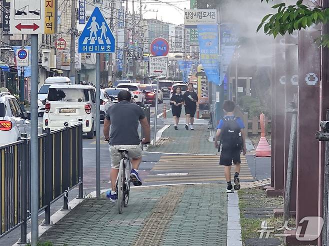 7일 오후 5시 밀양시 삼문동 밀양시립도서관 앞 거리에 쿨링포그가 가동되고 있다. ⓒ 뉴스1 박민석 기자