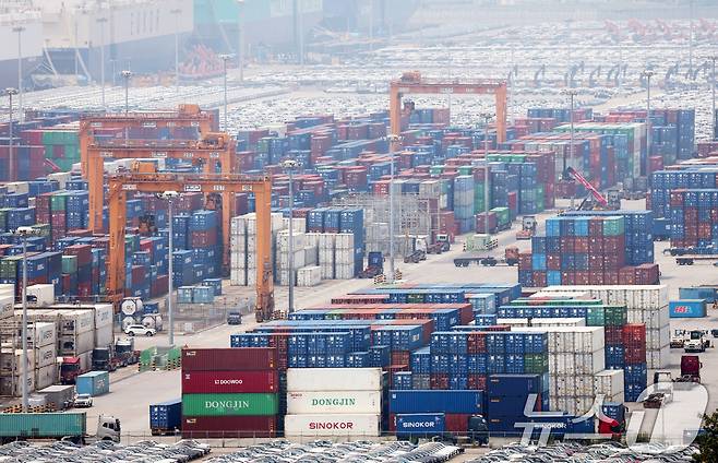 도널드 트럼프 미국 대통령은 6일(현지시간) 미국 동부시간 7일 낮 12시(한국시간 8일 오전 1시)부터 무역 상대국(12~15개국)들에 관세율을 통보하는 서한 발송을 시작할 것이라고 밝혔다. 유예된 상호관세는 8월 1일부터 발효될 예정이다. 사진은 7일 오후 경기 평택시 포승읍 평택항에 수출용 컨테이너들이 세워져 있는 모습. 2025.7.7/뉴스1 ⓒ News1 김영운 기자