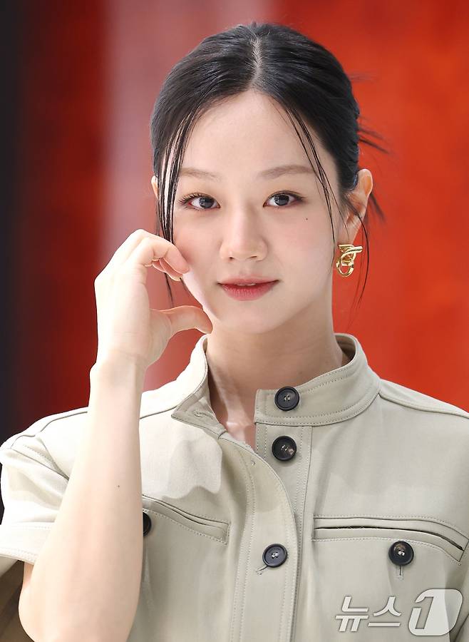 배우 혜리가 7일 오후 서울 영등포구 더현대 서울에서 열린 페라가모 부티크 오픈 기념 행사에 참석해 사랑스러운 볼 하트를 그리고 있다. ⓒ News1 권현진 기자