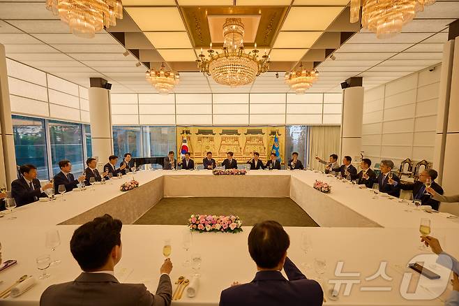 이재명 대통령이 23일 서울 한남동 관저에서 김병기 원내대표 등 더불어민주당 신임 원내지도부와 가진 상견례를 겸한 만찬에서 건배하고 있다.  자료사진. (대통령실 제공. 재판매 및 DB 금지) 2025.6.23/뉴스1 ⓒ News1 허경 기자