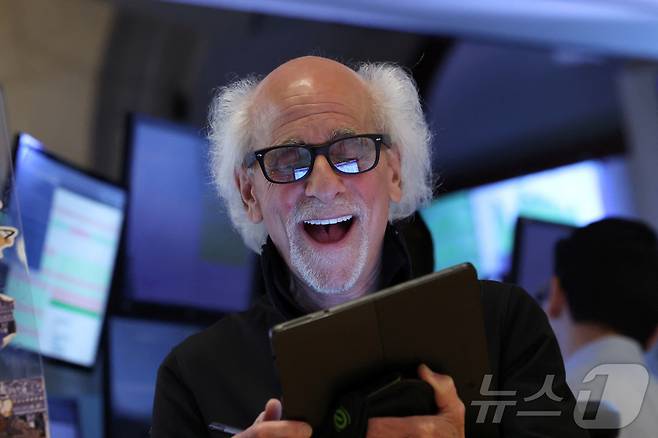 23일(현지시간) 뉴욕증권거래소(NYSE)에서 트레이더가 환하게 웃으며 일하고 있다. 지난 주말 미국이 이란 핵시설을 공격했지만 이란의 대응이 예상보다 제한적인 것으로 나오면서 이날 유가는 급락하고 증시는 상승했다. 간판지수 S&P 500 지수는 0.96% 올라 6025.17를 기록했고 서부 텍사스산 원유(WTI)는 7% 이상 하락하여 배럴당 68.51달러에 마감했다. ⓒ 로이터=뉴스1 ⓒ News1 신기림 기자