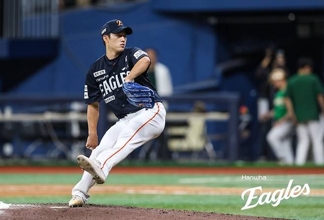 한화 윤산흠이 6일 고척스카이돔에서 열린 2025 KBO리그 키움전에서 9회 등판해 역투하고 있다. 사진 | 한화 이글스