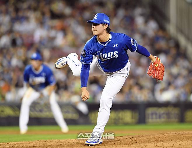 삼성 이호성이 3일 잠실구장에서 열린 2025 KBO리그 두산과 경기 9회말 등판해 힘차게 공을 던지고 있다. 잠실 | 박진업 기자 upandup@sportsseoul.com