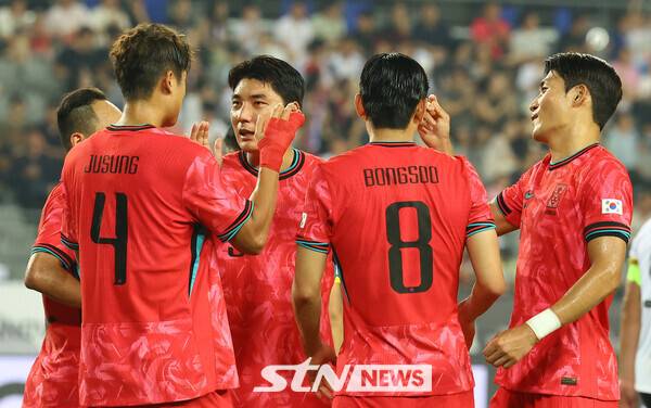 7일 경기 용인 미르스타디움에서 열린 2025 EAFF(동아시아축구연맹) E-1 챔피언십(동아시안컵) 한국 대 중국과 경기, 한국 김주성이 팀의 세번째 골을 넣고 선수들과 기쁨을 나누고 있다. /사진=뉴시스