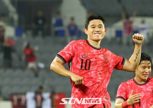 7일 경기 용인 미르스타디움에서 열린 2025 EAFF(동아시아축구연맹) E-1 챔피언십(동아시안컵) 한국 대 중국과 경기, 대한민국 이동경이 선취골을 넣고 기뻐하고 있다. /사진=뉴시스