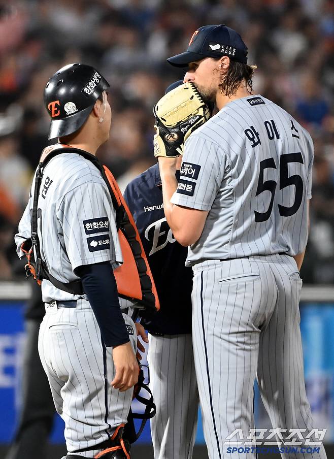 17일 부산 사직야구장에서 열린 한화와 롯데의 경기, 7회말 와이스가 레이예스에게 안타를 내준 후 마운드에 오른 이재원과 이야기를 하고 있다. 부산=허상욱 기자wook@sportschosun.com/2025.06.17/