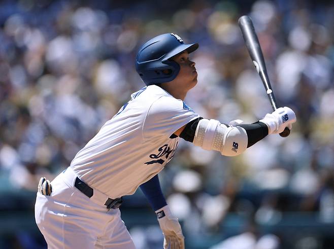 오타니 쇼헤이가 5회 타석에서 엉덩이가 빠진 채 파울을 치고 있다. AFP연합뉴스