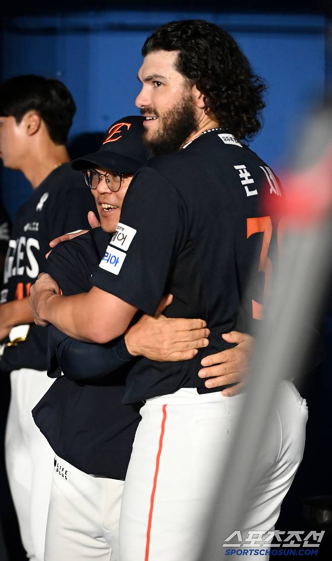 4일 고척스카이돔에서 열린 한화와 키움의 경기, 7회말까지 투구를 마친 폰세가 양상문 코치와 다정한 모습으로 이야기를 나누고 있다. 고척=허상욱 기자wook@sportschosun.com/2025.07.04/