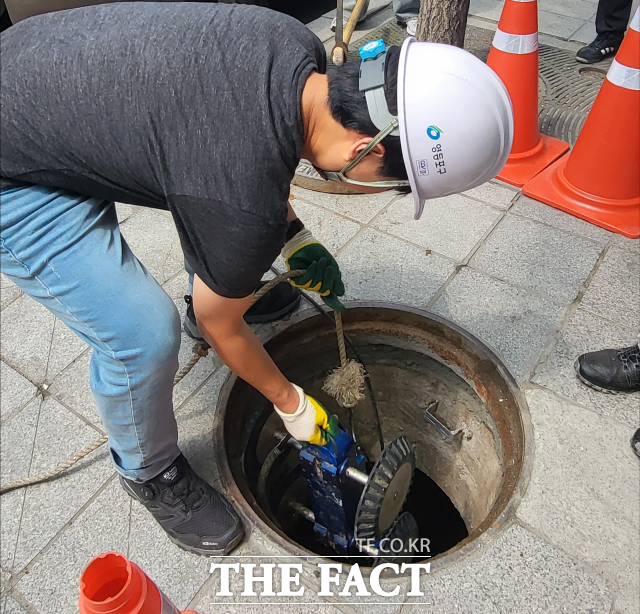 영등포구청 직원이 이면도로 맨홀을 개방해 CCTV 로봇 장비를 투입, 하수관 내부의 상태를 정밀 진단하고 있다. /정소양 기자