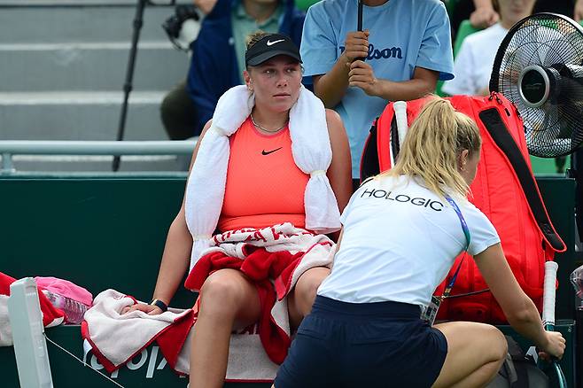 <사진. 2024 WTA 500 코리아오픈 경기 중 열사병 증세를 보였던 아만다 아니시모바(미국)>