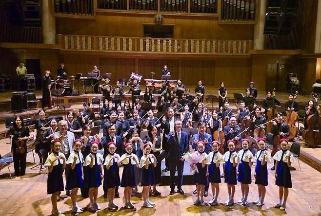 지난 2일 독일 베를린에서 열린 '빛의 울림 K-클래식 콘서트' 공연에서전성수 서초구청장(둘째 줄 우측 첫 번째)이 서초교향악단과 함께 기념사진을 찍고 있다. 서초구 제공.