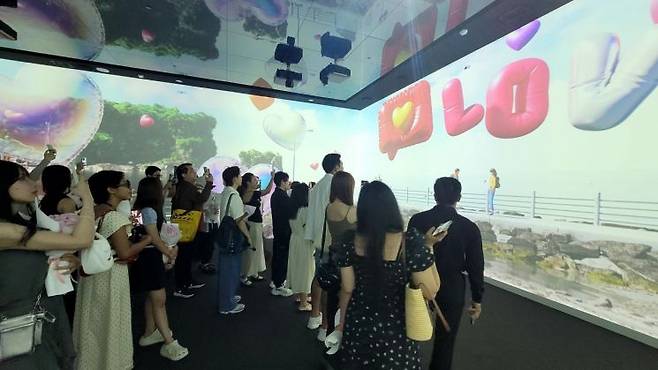 아시아태평양 지역 인플루언서들이 지난 5일 서울 종로구 청와대 사랑채에서 한국 드라마를 주제로 한 3D 미디어아트를 관람하고 있다.