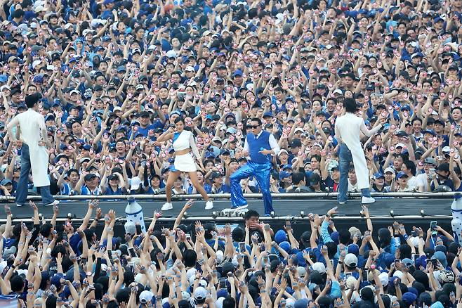 가수 싸이가 28일 오후 인천 서구 인천아시아드 주경기장에서 가진 '싸이 흠뻑쇼 SUMMER SWAG 2025 - 인천'에서 화려한 무대를 선보이고 있다. /뉴스1