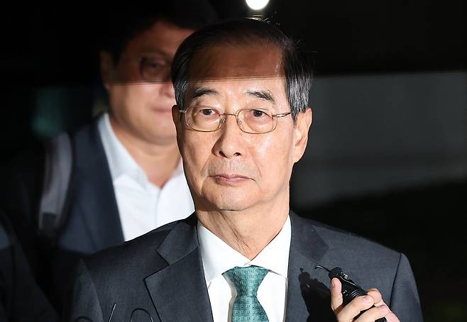 한덕수 전 국무총리가 2일 서울 서초구 서울고등검찰청에 마련된 내란특검 사무실에서 조사를 받은 후 귀가하고 있다. /뉴스1