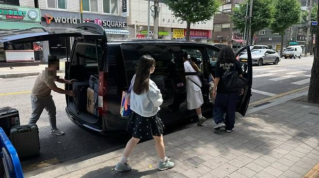 지난달 19일 서울 중구 동대문역사문화공원 인근 호텔 앞에서 ‘불법 콜밴’을 운영하는 한 중국인 남성이 중국인 단체 관광객을 태우고 있는 모습. 여름철을 맞아 정부에 등록되지 않은 대형 밴을 빌린 뒤 비싼 돈을 받고 유커들을 태우는 중국 국적의 불법 운행 기사들이 빠르게 늘고 있다. /김도균 기자
