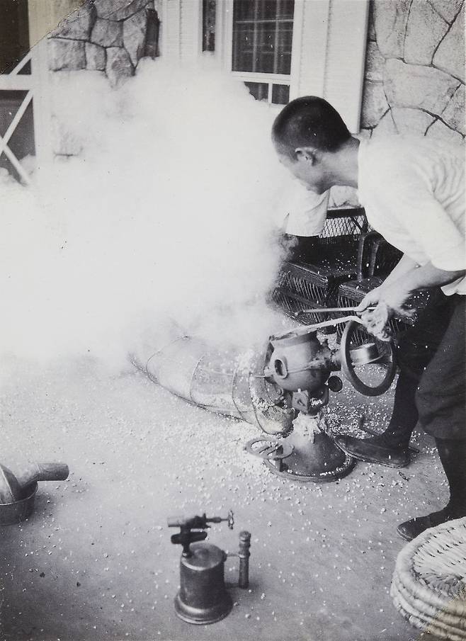 1938년 스코틀랜드 선교사 이언 모리슨이 중국 북대하에서 촬영한 뻥튀기 기계. 현대 한국 뻥튀기 기계와 유사하다. /브리스톨대 중국역사사진컬렉션