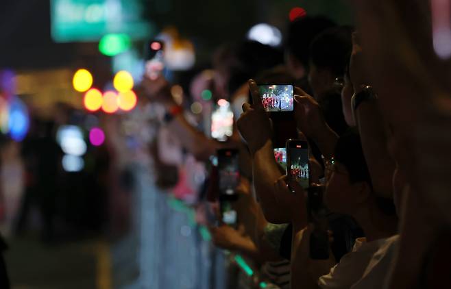 넷플릭스 시리즈 '오징어게임'의 마지막 시즌이 공개된 가운데 지난 6월 28일 서울 세종대로 일대에서 '오징어 게임 시즌3' 퍼레이드 행사가 진행되고 있는 가운데 외국인 관광객들이 사진과 영상을 찍고 있다. /남강호 기자