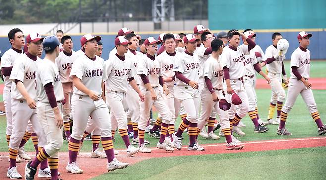 7일 서울 목동구장에서 열린 제80회 청룡기 고교야구선수권 대회 및 주말리그 왕중왕전 마산용마고-상동고 경기. 마산용마고가 상동고에 10-3으로 7회 콜드게임승을 거뒀다. 경기 종료 후 인사를 하고 있는 상동고 선수들./송정헌 스포츠조선 기자