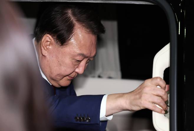 윤석열 전 대통령이 5일 오후 서초구 서울고등검찰청에서 내란특검 2차 대면조사를 받은 뒤 차량에 올라타고 있다./뉴스1