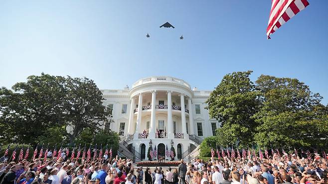 이란 공습 ‘미드나이트 해머’ 주역 등장 지난 4일 미국의 B-2 전략폭격기(가운데)가 249주년 독립기념일 행사가 열린 워싱턴 DC 백악관 상공을 F-35 전투기 2대의 호위를 받으며 비행하고 있다. B-2 폭격기는 지난달 이란 핵 시설 공습에 투입됐던 미 공군의 핵심 전략 자산이다. 이날 독립기념일 행사는 당시 공습에 참여했던 B-2 조종사와 가족들도 초청받은 가운데 도널드 트럼프 대통령이 추진해 온 감세안 서명식과 함께 열렸다./로이터 연합뉴스