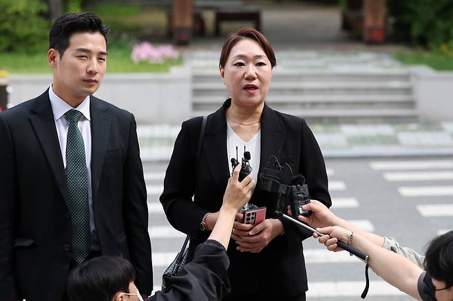 강혜경씨(오른쪽)와 법률 대리를 맡은 문건일 변호사./뉴스1