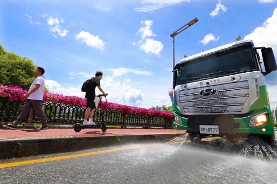 전국적으로 폭염특보가 이어지고 있는 2일 오후 대전 유림공원 앞 도로에서는 유성구청 관계자들이 살수차를 이용해 달아오른 도로 위에 시원한 물줄기를 뿌리고 있다. 대전일보 DB