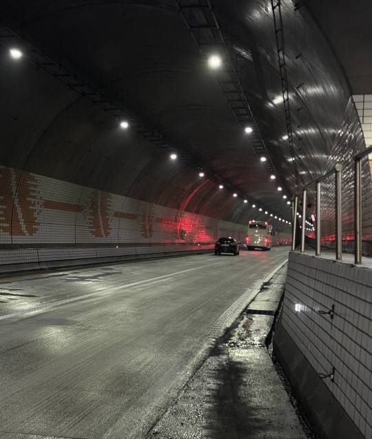 6일 오전 보령해저터널에서 차들이 물이 고인 도로 위 주행하고 있다. 최다인 기자