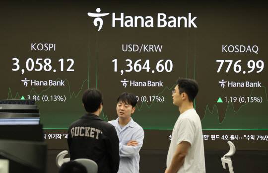 7월 4일 서울 중구 하나은행 본점 딜링룸에서 직원들이 업무를 보고 있다. 이날 코스피는 전장보다 9.50포인트(0.31%) 내린 3,044.78로 시작했으나 9시 20분 현재 강보합세를 보이고 있다. 연합뉴스
