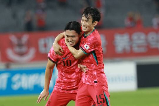 7일 경기도 용인미르스타디움에서 열린 중국과의 2025년 동아시아축구연맹(EAFF) E-1 챔피언십(동아시안컵)에서 한국 이동경이 선취골을 넣고 김문환과 기뻐하고 있다. 연합뉴스
