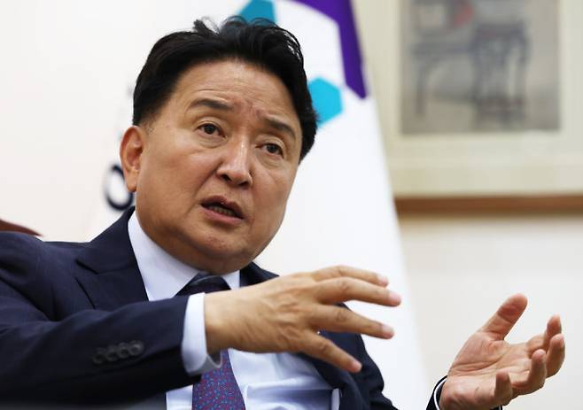 김영환 충북도지사가 지난달 25일 충북 청주시 충북도청 ‘섬기는방’에서 동아일보의 질문에 답하고 있다. 충북도 제공