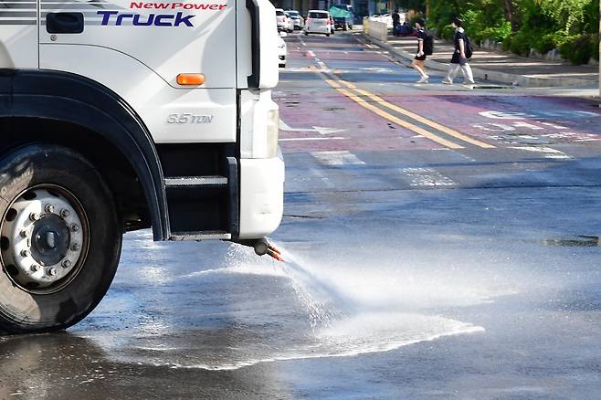 3일 오전 경북 포항시 전역에 폭염경보가 발령 중인 가운데 북구 포항국제전시컨벤션센터 공사 현장 앞 도로에서 살수차가 도로에 물을 뿌리고 있다. 2025.7.3/뉴스1