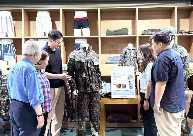 7일 대구 서구 보광아이엔티 기업부설연구소에서 임직원들이 새로 개발한 ‘노멜트 노드립 전투복’의 화염 노출 실험 결과를 살펴보며 의견을 나누고 있다. 보광아이엔티 제공