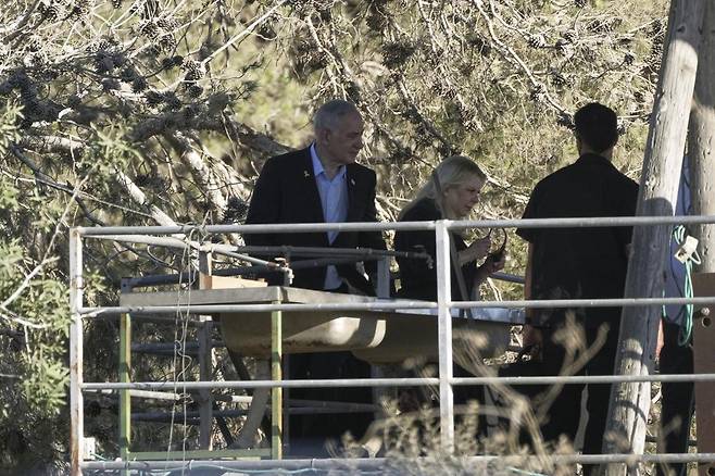 베냐민 네타냐후 이스라엘 총리와 부인 사라 여사가 3일(현지 시간) 하마스 무장세력이 공격을 감행한 2023년 10월 7일 이후 처음으로 이스라엘-가자 접경지대 인근 니르 오즈 키부츠를 방문해 가자지구가 내려다보이는 전망대에 서 있다. 당시, 이 지역 주민 상당수가 살해되거나 납치됐다. 2025.07.04. 니르 오즈=AP/뉴시스