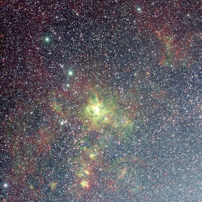 한국 측 스피어엑스 연구팀이 데이터를 선정하고 합성해 공개한 타란툴라 성운(Tarantula Nebula). 복잡한 실타래 모양이 거미를 닮았다고 해서 붙여진 이름이다. 수백에서 수천 개의 젊고 무거운 별들이 모여있는 초거대 성단을 중심으로 거대한 가스와 먼지구름이 퍼져있는 것을 확인할 수 있다. 태양보다 수백 배나 무거운 별들도 이곳에서 태어나며, 별빛과 초신성 폭발이 주변 가스를 밀어내거나 이온화시켜 성운 전체가 빛난다. 한국천문연구원 제공