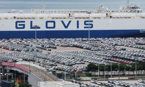 수출용 자동차를 선적하는 글로비스 자동차운반선. 연합뉴스