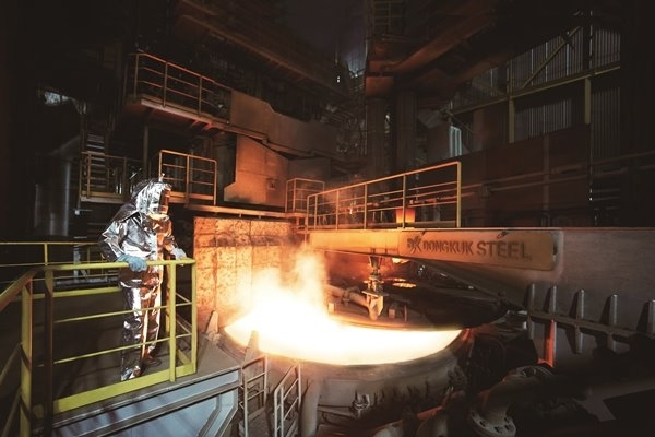 동국제강 전기로 모습. 동국홀딩스 제공