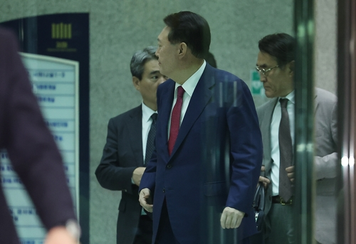 윤석열 전 대통령이 5일 내란 특검 2차 조사를 마치고 조은석 특별검사팀 사무실이 있는 서울 서초구 서울고검을 나서고 있다.   [연합뉴스]
