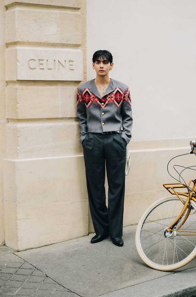 셀린느 비비엔느 컬렉션 쇼에 참석한 뷔.