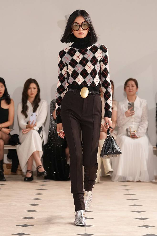 디자이너 교체 이후 첫 컬렉션 공개한 셀린느