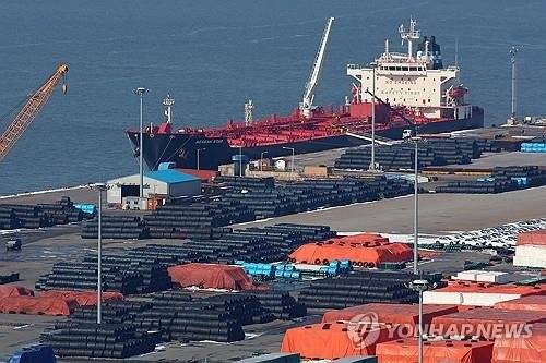 지난 6월 경기도 평택항에 철강 제품들이 쌓여 있다. 연합뉴스