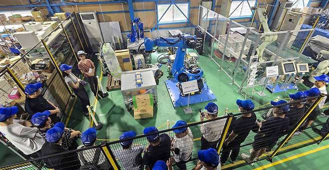 영진전문대 정밀기계공학과 학생들이 하계 방학을 맞아 글로벌 심화기술연수에 나선 가운데 일본 기업 현장을 견학하고 있다. 영진전문대 제공