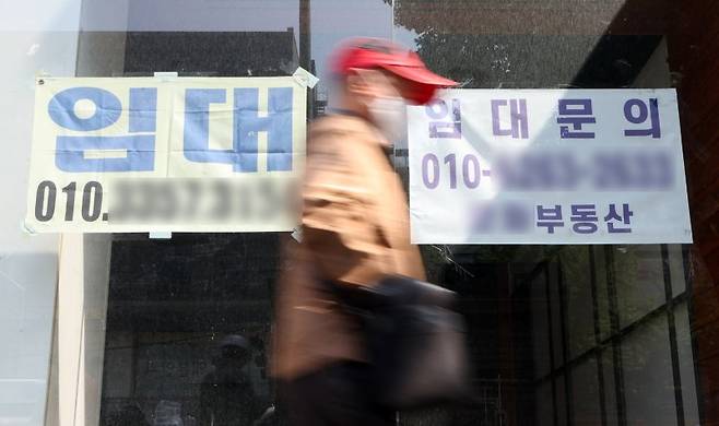 지난 5월 폐업 상점에 임대 광고문이 걸려 있다. 뉴스1