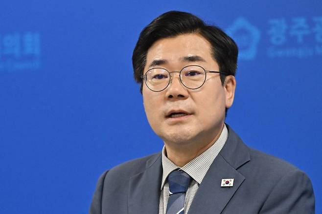 더불어민주당 대표 선거에 출마한 박찬대 의원이 7일 광주 서구 광주시의회에서 기자회견을 열고 있다. 뉴시스