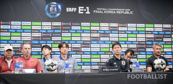 데얀 주르예비치 중국 감독(왼쪽부터), 홍명보 한국 감독, 모리야스 하지메 일본 감독, 애슐리 웨스트우드 홍콩 감독. 서형권 기자